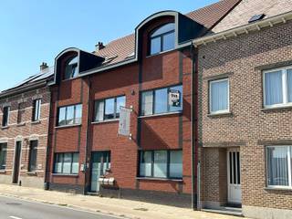 Ruim duplex appartement met twee slaapkamers en twee autostaanplaatsen. Residentie Zonneveld - EPC 101 kWh/m²Indeling: inkomhal met toilet,...