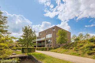 Instapklaar wonen met ruimte, licht en comfort in een rustige, autoluwe omgeving? Dit prachtige appartement in residentie Residentie De Kaars (bouwjaar 2013) combineert moderne luxe met een aangename leefomgeving.<br /><br />Bij het binnenkomen wordt u verwelkomd in een ruime inkomhal met vestiaireruimte, die naadloos overgaat in de lichtrijke leefruimte. Grote raampartijen zorgen voor een overvloed aan natuurlijk licht, terwijl de kwalitatieve volle parketvloer een warme en stijlvolle uitstraling creëert. De open keuken is volledig uitgerust met alle nodige toestellen en voldoende kastruimte, ideaal voor wie houdt van praktisch én gezellig koken.<br /><br />Het appartement beschikt over drie volwaardige slaapkamers, elk met dezelfde hoogwaardige afwerking en parketvloer. De badkamer biedt alle comfort met een dubbele lavabo, ligbad én aparte douche. Daarnaast is er een handige berging met aansluiting voor wasmachine en droogkast, en een apart gastentoilet met handenwasser.<br /><br />Buiten geniet u van een ruim terras, perfect om te ontspannen in alle rust. Dankzij de autoluwe ligging woont u hier in alle sereniteit, met toch een vlotte bereikbaarheid naar winkels, scholen en openbaar vervoer.<br /><br /><u><strong>Extra troeven:</strong></u><br />Energiezuinig (EPC-label B)<br />Privatieve ondergrondse berging<br />Verplichte aankoop van een ondergrondse parkeerplaats (nr. 19) aan €20.000<br /><br />Bent u op zoek naar een instapklaar appartement waar comfort, ruimte en rust centraal staan? Contacteer ons vandaag nog voor een bezoek en ontdek zelf de charme van dit unieke aanbod.