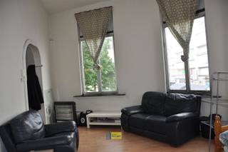 <p><span>Wij mogen u dit te renoveren handelshuis aan de Handelstraat, één van de grote winkelassen van Antwerpen-Noord, voorstellen.</span></p><p><span>Op wandel- en fietsafstand van Antwerpen station, Park Spoor Noord en het stadscentrum biedt deze woning een uitstekende locatie met openbaar vervoer om de hoek en de singel en ring vlakbij.</span></p><p><span> </span></p><p><span> </span></p><p><span>INDELING:</span></p><p><span> </span></p><p><span>De gelijkvloerse verdieping wordt volledig ingenomen door de handelszaak. Er is een aparte inkomdeur zodat het volledig apart gebruikt kan worden van het leefgedeelte.</span></p><p><span>De publieke ruimte situeert zich over de gehele diepte van het gebouw. Een groot glaspartij vooraan geeft binnen volop licht en zicht.</span></p><p><span>De handelszaak bestaat uit een commerciële ruimte van maar liefst ca. 70m², een gastentoilet en een voorraadkelder.</span></p><p><span> </span></p><p><span>Het woongedeelte is 140m² groot en werd als volgt ingedeeld:</span></p><p><span>Op de 1e verdieping met de ruime, lichtrijke woonkamer, keuken en badkamer.</span></p><p><span>Neem je de trap tot de 2e verdieping, dan bereik je de 3 ruime slaapkamers met toegang tot de zolderkamer.</span></p><p><span> </span></p><p><span> </span></p><p><span>KWALITEITEN:</span></p><p><span> </span></p><p><span>- Centrale locatie</span></p><p><span>- Een kwalitatieve en stabiele zaak huurt de handelsgelijkvloers tot 30 september 2031</span></p><p><span>- Asbestveilig</span></p><p><span> </span></p><p><span> </span></p><p><span>Bent u geïnteresseerd in dit interessant project? Contacteer ons via 03 644.00.88 of <span>info@immodelaet.be</span></span><span> en dan plannen we samen een bezoek in.</span></p><p><span> </span></p>