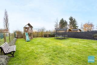 Instapklare woning met aangelegde tuin en garage te koop in Wichelen.<br />Op het gelijkvloers vindt u een lichtrijke leefruimte met aparte keuken, apart toilet, badkamer en kelder. <br />Boven 3 ruime slaapkamers en een vaste trap naar de zolder met splinternieuwe vierde slaapkamer.<br />Buiten is er een ruime oprit met aansluitend garage, twee buitenbergingen en een mooi aangelegd terras en tuin.<br />De woning heeft een gunstig EPC C een nieuw dak met zonnepanelen en batterij.<br />Graag een bezoekje? Bel ons op 052 52 80 30 of mail naar info@goemanvastgoed.be !