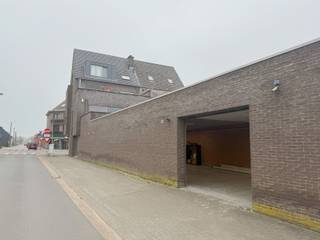 Deze opslagruimte, op een gepolierde betonvloer, heeft een oppervlakte van 100m² en is bereikbaar vanuit de Korte Nieuwstraat via een...