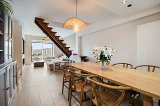 Op een vlot bereikbare ligging in Gent bevindt zich deze verrassend ruime en kwalitatief totaal gerenoveerde stadswoning (2021) met een...