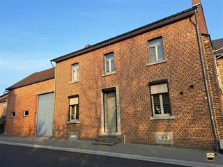 <p><span>Rustig gelegen woning voorzien van 18 zonnepanelen, veel oppervlakte <br />en tal van mogelijkheden </span><span><br /><br />In een landelijke deelgemeente van Borgloon vindt u deze charmante woning op een perceel <br />van ca. 16are 84ca, ideaal voor wie wonen wil combineren met werken, opslag of hobby’s.<br />De woning is voorzien van 18 zonnepanelen (per paneel 320WP).</span></p><p><span>Een absolute troef van deze eigendom is de ruime stalling van 170 m², verdeeld over <br />twee verdiepingen van elk 85 m². Deze indeling biedt bijzonder veel mogelijkheden <br />voor opslag, werkruimte of het combineren van beide.</span></p><p><span>Bij het betreden van de woning komt u binnen in de inkomhal die toegang geeft tot<br />de leefruimte en de leefkeuken. De leefruimte is voorzien van een ingebouwde pelletkachel <br />en de leefkeuken werd uitgerust met airconditioning.</span></p><p><span>Verder beschikt de gelijkvloerse verdieping over een ruime praktische berging, een badkamer <br />en een apart toilet.<br />In de badkamer werd er een douche, een enkele lavabo met meubel en een toilet voorzien.</span></p><p><span>Op de eerste verdieping geeft de nachthal (eveneens voorzien van airconditioning) met toilet<br />toegang tot twee ruime slaapkamers. Daarnaast is er een extra ruimte met de mogelijkheid<br />tot het creëren van 2 extra slaapkamers en met toegang tot een bijkomende zolder van 40m², <br />ideaal als uitbreiding of extra opslagruimte.</span></p><p><span>De woning is bovendien voorzien van een kelder met een waterontkalker.</span></p><p><span>Via de hoge poort van 4 meter, gelegen tussen de woning en de stalling, rijdt u eenvoudig <br />het perceel op. </span></p><p><span>De perceelscore en gebouwscore D in verband met watergevoeligheid heeft te maken met de<br />lagerliggende straat en niet met het perceel zelf.</span></p><p><span>Troeven</span></p><ul><li><span>Groot perceel van 16are 84ca </span></li><li><span>18 zonnepanelen (per paneel 320WP)</span></li><li><span>Ruime stalling van ca. 170 m²</span></li><li><span>Hoge toegangspoort van 4 meter naar het perceel </span></li><li><span>Living en keuken met gelijke, ruime oppervlakte </span></li><li><span>Airco aanwezig (keuken en nachthal) </span></li><li><span>2 ruime slaapkamers </span></li><li><span>Extra ruimte op de eerste verdieping tot het creëren van 2 extra slaapkamers</span></li><li><span>zolderruimte met uitbreidingspotentieel </span></li><li><span>Kelder aanwezig </span></li><li><span>Rustige, landelijke ligging </span></li><li><span>Ideaal voor zelfstandigen, hobbyisten of combinatie wonen/werken </span></li></ul><p><span><br />Kortom, deze eigendom is een unieke kans voor wie op zoek is naar ruimte, flexibiliteit en potentieel. <br />Perfect voor zelfstandigen, hobbyisten of gezinnen die willen genieten van rustig wonen met extra <br />mogelijkheden op eigen terrein.</span></p>