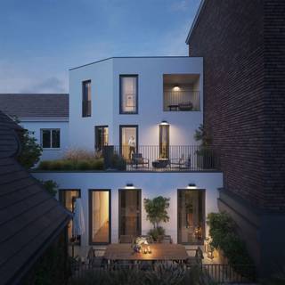 TREVI GENT : VIVRE dans un petit projet exclusif de seulement 3 unités : KOOPHANDEL : Appartement de 2 chambres entièrement rénové au 1er étage avec vue sur la Lys et une grande terrasse (22m² !), situé au coeur de Gand près de Kouter, Opera Rue des Champs... Composé de : Immense séjour de 50m² avec de grandes baies vitrées et une vue phénoménale sur la Lys et l'ancien palais de justice, d'une luxueuse cuisine entièrement équipée avec grand débarras attenant, hall de nuit avec WC séparé, une première grande chambre avec dressing attenant, salle de bain avec baignoire, douche et double lavabo, 2ème grande chambre. Enfin, il y a la jolie terrasse à l'arrière de plus de 22m². Le bâtiment dispose d'un ascenseur et il y a aussi une spacieuse salle de stockage privée au sous-sol incluse avec l'appartement.