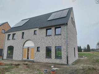 <p><span>Nieuwbouwproject: Twee BEN20-woningen nabij de jachthaven van het Kanaal naar Beverlo.</span></p><p><span> </span></p><p><span>Ontdek dit prachtige nieuwbouwproject bestaande uit twee energiezuinige BEN20-woningen, ideaal gelegen in een rustige, aangename en veilige omgeving, vlak bij de jachthaven van het Kanaal naar Beverlo.</span></p><p><span>Een perfecte locatie voor wie houdt van landelijk wonen met toch alle voorzieningen binnen handbereik. Op slechts enkele minuten bevindt u zich in het gezellige centrum van Leopoldsburg, met winkels, scholen en horeca.</span></p><p><span>De woningen worden opgetrokken op een zuid-oost gerichte bouwgrond van 550 m², geschikt voor halfopen bebouwing — wat zorgt voor een optimale lichtinval en een mooi uitzicht op de tuin.</span></p><p><span> </span></p><p><span>Indeling</span></p><p><span>Gelijkvloers:</span></p><p><span>Inkomhal met apart toilet</span></p><p><span>Ruime, lichtrijke leefruimte</span></p><p><span>Open keuken met zicht op de tuin</span></p><p><span>Praktische berging/wasplaats</span></p><p><span> </span></p><p><span>Verdieping:</span></p><p><span>2 ruime slaapkamers</span></p><p><span>Dressing</span></p><p><span>Badkamer met inloopdouche, dubbele lavabo en toilet</span></p><p><span>Overloop met vaste trap naar de tweede verdieping</span></p><p><span>Zolderverdieping:  Mogelijkheid tot een derde ruime slaapkamer of hobbyruimte</span></p><p><span> </span></p><p><span>De woning is voorzien van vloerverwarming op aardgas op het gelijkvloers en in de badkamer. </span></p><p><span>In de badkamer is bovendien een aansluiting voorzien voor een elektrische handdoekdroger als extra bijverwarming.</span></p><p><span> </span></p><p><span>Dankzij het BEN20-label geniet u van een lage energiekost en voldoet de woning aan de strengste normen voor energie-efficiëntie en comfort.</span></p><p><span> </span></p><p><span> </span></p><p><span> </span></p><p><span> </span></p><p><span> </span></p>