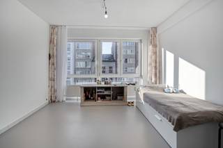 Dit smaakvol appartement op de 4de verdieping werd volledig gerenenoveerd in 2025 en combineert modern wooncomfort met een aangename en functionele leefindeling.<br /><br />Via de inkomhal betreden we het appartement, waar zich het gastentoilet en ingebouwde kasten bevinden. Aansluitend komen we in de volledig geïnstalleerde en comfortabele keuken, die dankzij het open zicht in directe verbinding staat met de leefruimte. Zo blijft het contact behouden en geniet u van een ruimtelijk gevoel.<br />De keuken is uitgerust met alle nodige toestellen: koelkast, kookplaat, vaatwasmachine, dampkap en voldoende opbergkasten.<br /><br />De leefruimte baadt in het natuurlijke zonlicht dankzij de grote, vernieuwde ramen, wat zorgt voor een aangename en lichtrijke sfeer.<br />Aansluitend bevindt zich de ruime slaapkamer, met plaats voor een groot tweepersoonsbed en extra kastruimte.<br /><br />De en-suite badkamer is volledig ingericht en beschikt over een douchecabine, wastafel met badkamermeubel en de aansluitingen voor wasmachine en droogkast. Alle muren werden betegeld met mozaïek tegels.<br /><br />Het volledige appartement is afgewerkt met een vernieuwde epoxyvloer (2025), die niet alleen een strakke en moderne uitstraling heeft, maar ook krasbestendig en waterbestendig is.<br /><br />Daarnaast is het appartement uitermate centraal gelegen, op wandelafstand van Antwerpen-Centraal, het Stadspark, en in de onmiddellijke nabijheid van winkels, scholen en openbaar vervoer. Een ideale woonst voor wie op zoek is naar comfort, licht en een instapklaar appartement op toplocatie. Het appartement wordt momenteel verhuurd.<br /><br />Troeven:<br />-Centrale ligging nabij het Stadspark en het Centraal Station<br />-EPC met label B<br />-De elektrische installatie is conform volgens het A.R.E.I.<br />-Alle ramen hebben dubbele beglazing en PVC raamprofielen<br />-Volledig gerenoveerd in 2025<br />-Asbestveilig<br /><br />Overweegt u om uw woning te verkopen? Wij bieden u een gratis en vrijblijvende schatting van uw woning aan. Contacteer ons vandaag nog voor een afspraak!