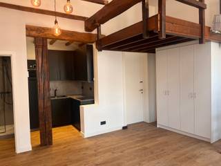 In het bruisende centrum van Leuven vind je deze stijlvol gerenoveerde studio met mezzanine. Dankzij de doordachte indeling en kwalitatieve...