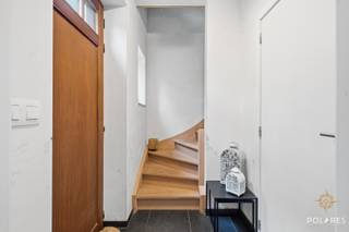 Deze recente woning uit 2024 combineert hedendaags wooncomfort met een gevoel van totale rust. Gelegen op een bijzonder rustige locatie vormt dit een ideale thuisbasis voor wie op zoek is naar kwaliteit, energiezuinigheid en een instapklare woonomgeving.<br /><br />De woning beschikt over een aangename en lichtrijke leefruimte met open keuken. Aansluitend bevindt zich een praktische berging/wasplaats die zorgt voor extra comfort en opbergruimte in het dagelijkse leven. Verder zijn er twee volwaardige slaapkamers en een moderne badkamer aanwezig. De ruime zolderverdieping biedt bovendien de mogelijkheid om eenvoudig een derde slaapkamer, bureau of hobbyruimte te creëren, waardoor de woning kan meegroeien met toekomstige woonbehoeften.<br /><br />Dankzij de recente bouwtechnieken en duurzame voorzieningen geniet deze woning van een uitstekende energieprestatie met EPC-label A. Het ventilatiesysteem type D zorgt voor een gezond binnenklimaat en de installatie van negen zonnepanelen levert jaarlijks ongeveer 2.542 kWh op. Ook het elektriciteitsattest is volledig conform.<br /><br />De woning is volledig instapklaar; enkel de schilderwerken kunnen nog naar eigen smaak worden uitgevoerd. De uiterst rustige omgeving en het open gevoel maken van deze eigendom een plek waar rust en wooncomfort centraal staan. Bovendien bevindt de woning zich op korte afstand van het prachtige Meer van Rotselaar, een geliefde locatie voor wandelen, fietsen en recreatie in een groene omgeving.<br /><br />Een bijkomende troef is dat deze recente nieuwbouw wordt verkocht onder het stelsel van registratierechten en niet onder btw, wat een aanzienlijk financieel voordeel kan opleveren ten opzichte van een klassieke nieuwbouwaankoop. Daarnaast geldt er voor deze woning een vrijstelling van onroerende voorheffing tot en met 2029, wat zorgt voor een extra financieel voordeel in de eerste jaren na aankoop.<br /><br />Bezoeken zijn mogelijk tijdens de bezoekdag op 13 juni. Inschrijven kan via www.polares.eu