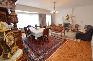 Zeer goed onderhouden, instapklaar appartement op de 2de verdieping in een kleine residentie met 5 appartementen, op topligging in hartje Oostende. <br /><br />Indeling: <br />Ruime inkomhal, afzonderlijk toilet, berging, woonkamer met parket mooi uitzicht over de Groentemarkt, ruime en volledig ingerichte keuken met berging, voorzien van aansluiting voor wasmachine, badkamer met inloopdouche, toilet en wastafel, 2 slaapkamers met parket, ruim terras achteraan. <br /><br />- Veiligheidsdeur<br />- Elektriciteit is conform<br />- Privatieve kelderberging.