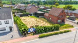 Deze ruime bouwgrond is de ideale plek voor het realiseren van jouw droomhuis. Het perceel biedt de mogelijkheid om een eengezinswoning in open bebouwing te bouwen, met een gelijkvloers van maximaal 15 meter en een verdieping die 10 meter diep mag zijn. <br />Je kunt hier twee bouwlagen realiseren, met een maximale nokhoogte van 11 meter. <br />Ook bijgebouwen zijn toegestaan tot een oppervlakte van 30 vierkante meter, op voorwaarde dat ze minimaal 2 meter van de buren staan. Dankzij de uitstekende verbinding naar de autosnelweg en de nabijheid van winkels, ben je verzekerd van zowel rust als bereikbaarheid.<br /><br />Pluspunten:<br />- Ideaal voor een eengezinswoning in open bebouwing<br />- Goede bereikbaarheid naar autosnelweg en winkels<br />- Mogelijkheid voor bijgebouwen tot 30 m²<br />- Rustige locatie met voldoende ruimte<br /><br />Bel ons gerust voor meer uitleg!<br /><br />Voor een bezichtiging ter plaatse of meer info, bel ons op 078/78.78.70, of kom gewoon binnen op ons kantoor. Steeds welkom!