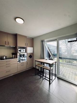 Dit duplex appartement is gelegen op de eerste verdieping in het centrum van Beveren. U beschikt over een achterliggende autostaanplaats, twee slaapkamers en voldoende bergruimte. De indeling van het appartement is als volgt: U betreedt het appartement via de inkomhal met apart toilet. Verder is er de open ingerichte keuken, voorzien van alle nodige toestellen en een aparte (was)berging. De keuken geeft toegang tot het gezellige terras, waar er ook een buitenberging is voorzien. Aansluitend is er de living en eetkamer. Op de tweede verdieping bevinden zich twee grote slaapkamers, een berging en een ingerichte badkamer met lavabo, lavabomeubel, spiegelkast, toilet en douche.Nog enkele troeven van dit appartement: Centrale verwarming op aardgas, recent gerenoveerd, achterliggende autostaanplaats aan € 50,00/maand, lage algemene kosten van € 20,00/maand, EPC score B en het appartement is vrij vanaf 1 juli 2026.Interesse? Aarzel zeker niet ons vrijblijvend te contacteren (verhuur@bebuild.be).