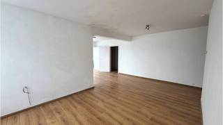 <strong>Comfortabel 2-slaapkamerappartement</strong> met <strong>Terras</strong> op een uitstekende ligging in de Godveerdegemstraat vlakbij het centrum van Zottegem.<br />De centrale ligging voorziet in een vlotte bereikbaarheid naar winkels, scholen, het station, ziekenhuis ( AZ Sint-Elisabeth ), horeca, sportinfrastructuur en de Bevegemse Vijvers (o.a. zwembad)!<br /><strong>+ Energielabel B! </strong><br />+ Zeer goede mobiscore 8,8 op 10!<br /><br />Omvat een inkom, leefruimte, ingerichte keuken, 2 slaapkamers, badkamer met douche en terras<br />Kosten : + 50 euro / maand voorschot waterverbruik<br />#leukwonen #zottegem<br /><br />Beschikbaar Onmiddellijk vrij !