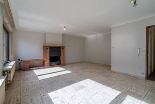 In de Zonnebloemstraat 21 bevindt zich deze verzorgde, kleinschalige residentie, gebouwd eind jaren zeventig. Op de eerste verdieping vindt u dit ruime appartement met een bewoonbare oppervlakte van 86 m², ideaal als investering of als eerste eigen woning.<br /><br />Via de inkomhal bereikt u de lichtrijke leefruimte, gevolgd door een aparte keuken met aansluitende berging. Verder beschikt het appartement over een nachthal, een apart toilet, een technische berging, een ingebouwde vestiairekast, twee volwaardige slaapkamers en een badkamer.<br /><br />Aan de achterzijde bevindt zich een aangenaam terras met uitzicht op de rustige binnenkoer, aangevuld met een praktische buitenberging voor extra opbergruimte.<br /><br />Een absolute meerwaarde is de inpandige garage, die rechtstreeks toegankelijk is via de gemeenschappelijke hal en zorgt voor extra comfort en veiligheid.<br /><br />Bent u op zoek naar een interessante vastgoedinvestering met een aantrekkelijk rendement of naar een betaalbare eerste woning op een centrale ligging?<br /><br />Maak vandaag nog een afspraak en ontdek zelf de troeven van dit appartement.