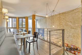 Dit ruime pand (bestaande uit 2 samengevoegd gebouwen) geniet van een topligging in het hart van Oostende, in een bruisende wandelstraat met veel passage. Het geheel omvat een handelsgedeelte en een woongedeelte, elk met een afzonderlijke ingang, waardoor beide functies volledig onafhankelijk en flexibel kunnen worden gebruikt. <br />Het handelsgedeelte is momenteel ingericht als catering- of restaurantzaak en is ingedeelt als volgt:<br />- gelijkvloers: functionele keuken, catering- en kassaruimte, berging;<br />- eerste verdieping: aangename zitruimte (voorzien van serveerlift) met sanitaire voorzieningen;<br />- tweede verdieping: multifunctionele ruimte die momenteel als bureau werd ingericht;<br />Bovendien is er een volwaardig appartement die kan gebruikt worden als privéwoonst of die afzonderlijk kan worden verhuurd (momenteel als vakantie-appartement). Het appartement beschikt over een inkomhal, een ruime woonkamer die baadt in het licht, gezellig terras, halfopen keuken, toilet, badkamer met toilet, lavabo en douche en 2 slaapkamers.<br /> Het volledige pand is bovendien onderkelderd, ideaal te gebruiken als stockage of voor andere gebruiksmogelijkheden. <br />De koper heeft de mogelijkheid om de inboedel over te nemen.<br />Dankzij de praktische indeling en de verzorgde staat is dit pand uitermate geschikt voor ondernemers die wonen en werken willen combineren of op zoek zijn naar een rendabele investering op een topligging.