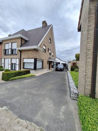 🏡 Uniek vastgoedaanbod: halfopen woning met bureel, loods én bouwgrond!Wonen & werken op één locatie, zelden op de markt!Op zoek naar ruimte,...