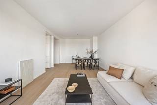 <p><span>Instapklaar gerenoveerd appartement met panoramisch uitzicht – 9de verdieping</span></p><p><span> </span></p><p><span>In een uitstekend onderhouden gebouw bevindt zich dit volledig gerenoveerde en instapklare appartement op de 9de verdieping. Dankzij de hoge ligging geniet je hier dagelijks van een adembenemend panoramisch uitzicht over de omgeving.</span></p><p><span>De ruime en lichtrijke woonkamer vormt het hart van het appartement. Aansluitend bevindt zich de praktische, moderne keuken met toegang tot een klein terras.</span></p><p><span>Verder beschikt het appartement over twee volwaardige slaapkamers, een apart toilet en een aparte berging met aansluitingen voor wasmachine en droogkast. De recent vernieuwde badkamer is uitgerust met een inloopdouche en een stijlvol badkamermeubel.</span></p><p><span>Daarnaast is er een privatieve kelder inbegrepen, wat extra opbergruimte biedt.<br />Optioneel kan een ondergrondse autostaanplaats worden aangekocht voor €15.000.</span></p><p><span> </span></p><p><span>Bijzonderheden:</span></p><ul><li><span>Instapklaar en volledig gerenoveerd</span></li><li><span>9de verdieping met magnifiek uitzicht</span></li><li><span>Twee ruime slaapkamers</span></li><li><span>Aparte berging met wasmachine- en droogkas tvoorziening</span></li><li><span>Terras aan de keuken</span></li><li><span>Elektriciteit conform</span></li><li><span>EPC-label B</span></li><li><span>Veiligheidsdeur</span></li><li><span>Mooie parketvloer </span></li><li><span>Privatieve kelder inbegrepen</span></li><li><span>Mogelijkheid tot aankoop van een autostaanplaats</span></li></ul><p><span> </span></p><p><span>In de geliefde Kruishofstraat, op een steenworp van het stadscentrum en vlak bij belangrijke invalswegen bevindt zich dit instapklare appartement. </span></p><p><span>Dankzij de centrale ligging geniet u van alle comfort: scholen, winkels, openbaar vervoer en parken liggen op wandelafstand.</span><span> </span></p><p><span> </span></p><p><span>Een ideaal appartement voor wie op zoek is naar comfort, licht en een prachtig zicht.<br />Contacteer ons snel voor een bezoek!</span></p><p><span> </span></p><p><span> </span></p>
