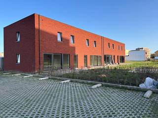 <strong>Nieuwbouwwoningen te koop te Ieper</strong><br /><br />“DE VLOEI” Lot 129<br /><br />Halfopen nieuwbouwwoning met tuin !<br /><br />Duurzame 3 slaapkamer woning voorzien van warmtepomp, vloerverwarming, ventilatiesysteem D en zonnepanelen.<br />E-peil 20 !<br /><br />Volledige afwerking : Keuken, vloerafwerking beneden en boven, terras, tuin, ...<br /><br />Woning voorzien van :<br />* inkomhal, vestiaire , toilet<br />* lichtrijke leefruimte<br />* Ruime open keuken <br />* Wasplaats <br />* Tuin met tuinberging<br /><br />Verdieping :<br />* 3 slaapkamers<br />* Badkamer (dubbel meubel, inloopdouche , bad , toilet)<br />* Bovenberging<br /><br />E-peil max 20 !<br /><br />Neem contact voor een bezoek via 051 21 11 11 of matias@imfiro.be