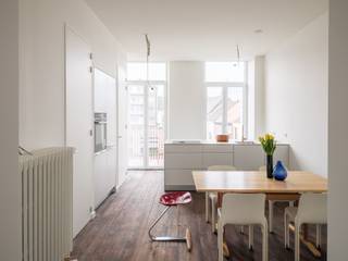 <strong>Gerenoveerd tweeslaapkamerappartement met zonnig terras in een voormalige herenwoning, nabij het historisch centrum van Gent. </strong><br /><br />Dit gerenoveerde tweeslaapkamerappartement bevindt zich op de tweede verdieping van een voormalige herenwoning, recent opgedeeld in vier appartementen. De ligging nabij het Sint-Annaplein en het historisch centrum garandeert een uitstekende bereikbaarheid en alle voorzieningen op wandelafstand.<br /><br />Het doorzonappartement combineert hedendaags comfort met authentieke elementen. Vooraan bevindt zich de leefruimte, achteraan de eetplaats met ingerichte keuken (Bulthaup) en toegang tot het zonnige terras, dat de hele namiddag van de zon geniet.<br /><br />Verder beschikt het appartement over twee slaapkamers, elk met eigen sanitair, een apart toilet en een praktische berging met aansluiting voor wasmachine en droogkast.<br /><br />Extra: fietsenberging in de residentie. <br />Verplichte aankoop van een praktische kelderberging. <br /><br />Dit project spreekt aan door zijn beperkt aantal entiteiten, zijn topligging, zijn prijs/kwaliteitsverhouding en zijn zeer aantrekkelijke kostenstructuur. Door het beperkte aantal woonunits is een vereenvoudigd beheer mogelijk waardoor de maandelijkse lasten zeer laag liggen. Bijkomende troef is de aankoop onder registratierechten.<br /><br />Deze residentie is een realisatie van Compagnie Delens, is een ontwikkelingsbedrijf dat met een hedendaagse aanpak van authentiek vastgoed streeft naar unieke en karaktervolle woningen in een stedelijke omgeving.<br /><br /><em>(aandeel kosten en basisakte ten laste van de koper)</em><br /><br />Voor meer informatie, mail naar info@carloeggermont.be