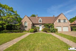 <p><span>Welcome to this stylish and spacious villa, conveniently located on Bredabaan in green and residential Brasschaat. <br />This home combines elegance, comfort and functionality on a generous plot with a fully landscaped garden and heated pool.<br /><br /></span></p><p><span>Ground floor<br />From</span><span> the imposing entrance hall with a stately wooden staircase, you get access to the various living spaces. <br />The entrance hall features a guest toilet with hand-washer and leads to a separate office, ideal for home office or practice space.</span></p><p><span>The generous living space is located on the left side of the home and is divided into a cozy sitting area, an elevated dining area and an adjacent, sunny porch overlooking the garden. <br />The centrally located kitchen is fully equipped and features a separate breakfast nook. The kitchen also provides access to the office again.</span></p><p><span>The rear entry hall offers access to the garden and a practical room with additional toilet, shower and hand-washer.</span></p><p><span>A large indoor garage provides space for two cars and bicycles, and also houses the laundry room and technical installations.<br /><br /></span></p><p><span>First floor<br />On</span><span> the second floor are four full-size bedrooms, three bathrooms, a separate toilet and a spacious dressing room. <br />Every room enjoys ample light and comfortable layout.</span></p><p><span> </span></p><p><span>Attic<br />Through</span><span> a loft ladder in the night hall you can reach the spacious storage attic, ideal for storage.</span></p><p><span> </span></p><p><span>Outdoor space<br />The</span><span> fully fenced garden is a real gem, with a spacious terrace, heated outdoor pool, covered terrace with gazebo, a rear lawn and an adjacent piece of forest. <br />The front driveway offers ample parking for several cars.<br /><br /></span></p><h3><span>Advantages</span></h3><ul><li><span>Excellent location in Brasschaat</span></li><li><span>Four bedrooms & three bathrooms</span></li><li><span>Fully equipped kitchen with breakfast area</span></li><li><span>Practice or office space</span></li><li><span>Built-in garage for two cars</span></li><li><span>Heated outdoor pool and covered terrace</span></li><li><span>Fully landscaped, private garden<br /><br /></span></li></ul><p><span>This characterful villa is a unique opportunity for those seeking space, comfort and luxury in a prime location. Please feel free to contact us for more information or a site visit.</span></p><p><span> </span></p>