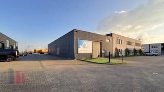 KMO-unit van 515 m² met ingerichte kantoren van 267 m² op toplocatie!De opslagruimte (twee verschillende units) met een vrije hoogte van 6m is...