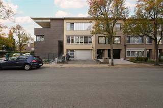 In de rustige Karel Soetelaan vind je dit verzorgd gebouw met twee volledig vergunde appartementen, ideaal als investering of voor wie flexibel...