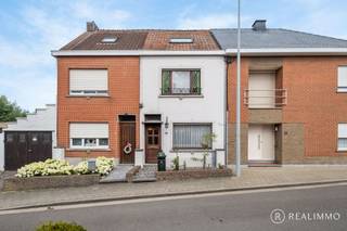 Deze rijwoning met een bewoonbare oppervlakte van <strong>122 m² </strong>op een perceel van <strong>114 m² </strong>biedt heel wat mogelijkheden om er jouw droomwoning van te maken. Gelegen nabij het <strong>centrum van Avelgem</strong>, op wandelafstand van winkels, scholen en openbaar vervoer.<br /><br /><strong>Indeling</strong><br /><br />Je betreedt de woning via de inkomhal die doorloopt naar de <strong>leefruimte</strong>. Aansluitend vind je de keuken met toegang tot de badkamer en een veranda die uitgeeft op de tuin met achteraan een uitweg. Op de eerste verdieping zijn er <strong>twee slaapkamers</strong> en via een vaste trap bereik je de <strong>zolder</strong>, die kan worden ingericht als <strong>derde slaapkamer</strong>. De woning beschikt bovendien over een garage, inbegrepen in de prijs.<br /><strong>Buitenruimte: </strong>achteraan is er een <strong>tuin </strong>met <strong>uitweg</strong>, een ideale basis om een gezellige buitenruimte te creëren.<br /><br />Troeven:
<ul>
<li>Centrale ligging in Avelgem</li>
<li>Veel mogelijkheden dankzij de zolder en tuin met uitweg</li>
<li>Inclusief garage</li>
</ul>
Belangrijk: renovatieverplichting is van toepassing.<br /><br />Interesse? Contacteer Beau op 0494 52 19 62 of via beau@real-immo.be voor een bezoek ter plaatse.