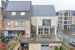 Unieke centrumwoning of appartement met kantoren, vernieuwd door archtect Xavier Donck. Bestaande uit:Gelijkvloers: Inkomhal, verschillende...