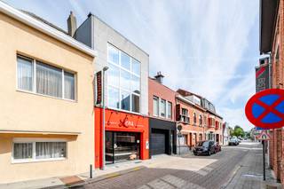 <p><strong>Handelspand met modern appartement en drie slaapkamers in het centrum van Machelen.</strong></p>
<p>Dit veelzijdige handelspand geniet van een topligging in het centrum van Machelen, vlakbij openbaar vervoer en belangrijke invalswegen. Het pand combineert een ruime, goed zichtbare handelsruimte met een modern en kwalitatief afgewerkt appartement, waardoor wonen en werken hier perfect samenkomen. De commerciële ruimte biedt tal van mogelijkheden voor zelfstandigen, ondernemers of investeerders die op zoek zijn naar een strategische en visibele ligging. Het appartement beschikt over een ruime woonkamer, een moderne keuken, een aangenaam terras en drie slaapkamers, ideaal voor gezinnen of wie extra leefruimte wenst. Bovendien is de elektrische keuring conform, wat extra gemoedsrust biedt. Het appartement is voorzien van talrijke ingebouwde kasten en hoogwaardige, smaakvol afgewerkte materialen.</p>
<p><strong>Belangrijkste ruimtes:</strong><br />• Handelsruimte (42 m²) met veel mogelijkheden en centrale ligging<br />• Keuken (37 m²) met veel ruimte<br />• Extra keuken (15 m²) voor personeel<br />• Polyvalente ruimte (22,7 m²)<br />• Woonkamer (50,8 m²) met aangename lichtinval<br />• Slaapkamer (21,8 m²) ruime hoofdslaapkamer<br />• Slaapkamer (10,9 m²) geschikt als kinder- of logeerkamer<br />• Slaapkamer (9 m²)<br />• Badkamer (7,7 m²)<br />• Terras (28,6 m²) met plaats om buiten te genieten<br />• Verschillende bergingen voor extra opslagruimte<br />• Kelder</p>
<p><u><strong>Troeven:</strong></u><br />• Handelshuis op toplocatie in het centrum van Machelen<br />• Combinatie van handelsruimte en appartement met drie slaapkamers<br />• Elektrische keuring conform<br /><br />Neem vandaag nog contact op met je ERA-makelaar voor een bezoek.<br />JOUW DROOMHANDELSPAND. ZO GEVONDEN!</p>