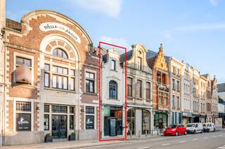 Karaktervolle erfgoedwoning op topligging tegenover de Sint-Gummaruskerk.In het historische hart van Lier, recht tegenover de iconische...
