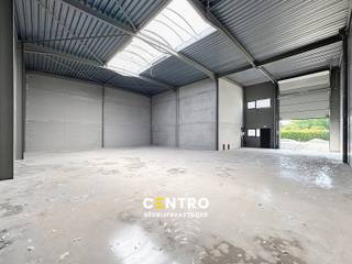 Nieuwbouw KMO-unit met een oppervlakte van 312m². Perfect gelegen op slechts 500m van de N9 en een vlotte verbinding naar de expressweg!<br /><br /><u><strong>Bijzonderheden:</strong></u><br />- Onmiddellijk beschikbaar bij akte!<br />- 6m VRIJE hoogte.<br />- Automatische sectionaalpoort + afzonderlijke toegangsdeur.<br />- Lichtstraat met rookluiken.<br />- Regenwaterpomp aanwezig.<br />- Zekeringkast aanwezig.<br />- Voldoende manoevreerruimte.<br />- Opslagruimte geschikt voor verschillende doeleinden.<br />- Polybetonvloer.<br />- Casco.<br />- Kleinere en grotere oppervlaktes beschikbaar.<br />- Inrichten van kantoorruimte is mogelijk dankzij de ramen.<br />- Tevens INTERESSANT als belegging!<br />- Mogelijkheid tot aankoop van parking.<br /><br />De loods maakt deel uit van het gloednieuwe project 'ZONE CENTRUM'. Zeer geschikt voor eigen gebruik en INTERESSANT als belegging! Aarzel niet ons te contacteren voor verdere info en/of een bezoek ter plaatse: 050/70 01 02 - nicolas@centro.be.