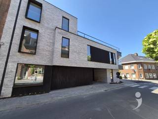 <p><span>Ruim nieuwbouw 2 slaapkamer appartement op gelijkvloerse verdieping met centrale ligging. Dit appartement is makkelijk bereikbaar van op de grote inkomhal en heeft ook een lift voor de kelder.<br />Dankzij de ligging in het hart van Kessel-Lo is deze woning op wandel afstand van openbaar vervoer en centrum Leuven.<br /><br />Het appartement heeft een ruime inkom met vestiaire ruimte en een apart toilet. <br />De nachthal gaat via de slaapkamers, een garage en een badkamer.<br />Er is en mooie, lichtrijke leefruimte met fijn uitzicht op een zonnig terras, een tuintje en een tuinhuis.<br />De keuken is voorzien van allerhande handige ingebouwde toestellen ( Afwasmachine, kookplaat, wastafel, oven, combi oven, frigo)<br />Alsook is deze keuken voorzien van veel kasten en een super aangename eetplaats. <br />Er zijn 2 ruime slaapkamers.</span></p><p><span><br />De badkamer is voorzien van een dubbele wastafel, een inloopdouche, een handdoekenverwarming.<br />Naast de keuken is er een berging met wasplaats voorzien en extra bergruimte.</span></p><p><span><br />Tevens is er een privatieve kelder alsook gemeenschappelijk afvalhok, een fietsenstalling en uiteraard een grote privatieve garage.<br /><br />Onmiddelijk beschikbaar voor lange duur overeenkomst.<br />Dit appartement is </span><span>niet</span><span> bemeubeld.<br />De gemeenschappelijke lasten bedragen 75€ per maand.<br /><br />Al het verbruik van energie/water is ten laste van de huurder.<br /></span><span>Dit hyper afgewerkte appartement heeft een zeer gunstige EPC.</span></p><p><span>Ramen zijn voorzien van raam decoratie en alle verlichting is reeds aanwezig.</span><span><br /><br />Interesse? Vraag uw bezoek aan via onze website.</span></p><p><span> </span></p>