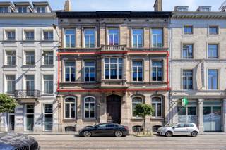 <p><span>Op slechts enkele wandelpassen van het bruisende stadscentrum van Brussel, schuin tegenover de Botanique en met een vlotte verbinding naar de belangrijkste invalswegen, zijn wij verheugd dit uitzonderlijk ruime en karaktervolle appartement te koop aan te bieden.</span></p><p><span> </span></p><p><span>Dit majestueuze appartement, gesitueerd in een herenhuis uit de 19de eeuw, bevindt zich op de eerste verdieping van een kleinschalig en goed onderhouden gebouw. Met respect voor de authentieke charme en karaktervolle elementen werd het appartement reeds smaakvol gerenoveerd, waarbij historische details op een stijlvolle manier werden gecombineerd met hedendaags wooncomfort.</span></p><p><span> </span></p><p><span>Met een indrukwekkende bruikbare vloeroppervlakte van maar liefst 183 m² omvat dit unieke appartement een inkomhal, een volledig ingerichte keuken en een adembenemende leefruimte met eetkamer van ruim 68 m². Verder beschikt het appartement over een gastentoilet, twee volwaardige slaapkamers waarvan één met mezzanine, een badkamer met ruime inloopdouche en een praktische wasruimte. </span></p><p><span> </span></p><p><span>De toekomstige bewoners van deze ware vastgoedparel kunnen tevens genieten van een oost georiënteerd terras van 15 m², waar het heerlijk vertoeven is. Verder is er ook een individuele berging voorzien.</span></p><p><span> </span></p><p><span>Authentieke grandeur, royale ruimtes met een plafondhoogte van maar liefst 4 m die zorgen voor een extra ruimtegevoel en overvloedige lichtinval en een absolute topligging komen hier op unieke wijze samen. Een absolute aanrader voor wie zoekt naar een instapklaar stadsappartement met karakter, ruimte en uitstraling, op een toplocatie in het centrum van Brussel. Zeker uw bezoek aard.</span></p><p><span> </span></p>