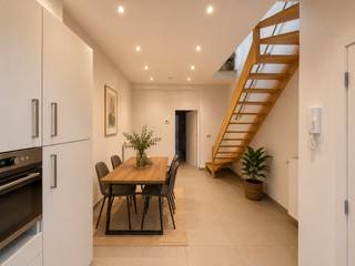 In de gegeerde Aaigemstraat bevindt zich deze recent gerenoveerde woning met drie slaapkamers, een bureau en een gezellig dakterras. Dankzij de uitstekende ligging op wandelafstand van Gent-Sint-Pieters geniet u hier van een ideale combinatie tussen comfort, bereikbaarheid en stadsleven.<br /><br />Bij het binnenkomen wordt u verwelkomd in een aparte inkomhal die toegang geeft tot de lichtrijke leefruimte. Aansluitend bevindt zich de volledig uitgeruste keuken voorzien van alle nodige toestellen.<br /><br />Op het gelijkvloers bevindt zich een eerste slaapkamer met aansluitend terras, evenals een apart gastentoilet. Op de eerste verdieping vindt u een extra open ruimte die perfect kan dienen als bureau, leeshoek of hobbyruimte. Van hieruit heeft u toegang tot het aangename dakterras.<br /><br />Verder beschikt de woning over twee bijkomende slaapkamers en een moderne badkamer uitgerust met een inloopdouche, dubbel lavabomeubel en toilet.<br /><br />Troeven:<br />• Recent gerenoveerde woning<br />• 3 Volwaardige slaapkamers<br />• Extra bureau- of hobbyruimte<br />• Gezellig dakterras<br />• Volledig uitgeruste keuken<br />• Moderne badkamer met inloopdouche<br />• Mobiliteitsscore van 9/10<br />• Op wandelafstand van Gent-Sint-Pieters<br />• Uitstekende bereikbaarheid en centrale ligging<br /><br />Dankzij de combinatie van een kwalitatieve afwerking, praktische indeling en toplocatie vormt deze woning een ideale thuis voor gezinnen, koppels of professionals die centraal willen wonen in Gent.<br /><br />Voor meer informatie of een bezoek, contacteer Thomas via 0474 26 27 58 of via info@vicusvastgoed.be.