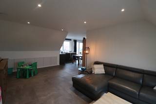 <strong>INDELING<br /></strong>Gemeenschappelijke inkomhal met trap naar het duplexappartement.<br />Woonkamer met open keuken voorzien van volgende toestellen: inductiekookplaat, afzuigkap, koelkast en combi-oven, aansluiting voor wasmachine.<br />Badkamer voorzien van ruime douche, dubbel badkamermeubel en toilet (en toegang naar de zolderverdieping via zolderluik)<br />Toiletruimte. Berging/wasplaats. 3 slaapkamers (15,5 m², 10,5 m² en 8,5 m²). <br />Bergzolder/technische ruimte, voorzien van aardgasbrander voor vloerverwarming en warmwaterbereiding en ventilatiesysteem type D.<br /><br /><strong>BUITEN</strong><br />Zonrijk terras.<br />Autostaanplaats.<br />Tuinberging.<br /><br /><strong>BIJZONDERHEDEN</strong><br />Geen gemeenschappelijke huurlasten.<br />Energiezuinig appartement met veel ingemaakte kasten.<br />Toiletten op regenwater.