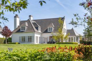 Dit verzorgd landhuis combineert tijdloze elegantie met hedendaags comfort. De woning biedt een royale bewoonbare oppervlakte, hoogwaardige...