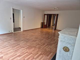 Instapklaar 3‑slpk appartement met parkzicht – 125 m² – onmiddellijk beschikbaar<br /><br />Lichtrijk en ruim appartement op de 2e verdieping van een kleinschalig gebouw met lift, met een prachtig uitzicht op park Bremweide.<br /><br />Troeven<br />* Grote leefruimte van 40 m² met schuifraam en groen zicht<br />* Volledig vernieuwde keuken met alle toestellen<br />* 3 slaapkamers met toegang tot achterterras<br />* Moderne badkamer met dubbele wastafel & douche<br />* Apart toilet<br />* Veel ingemaakte kasten<br /><br />Locatie<br />Topligging in Deurne: tram 5, winkels, scholen en vlotte verbinding naar Wijnegem Shopping Center en Antwerpen‑centrum. Parkeren kan makkelijk in de buurt.<br /><br />Praktisch<br />* €1.300/maand + €120 kosten<br />* Plaatsbeschrijving extern bureau (50/50)<br />* Waarborg: 3 maanden<br />* Max. 5 bewoners<br />* Geen huisdieren<br />* EPC C, conforme elektriciteit, asbestattest aanwezig<br /><br />Interesse?<br />Bezichtigingen zijn vanaf nu mogelijk op afspraak. <br />Stuur een korte introductie (aantal bewoners, inkomen, gewenste startdatum) naar eugeenfahylaan32@gmail.com.