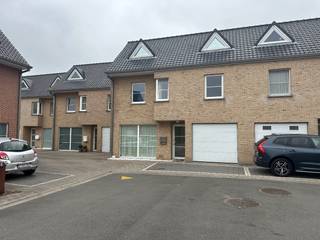 Moderne, instapklare woning in een doodlopende straat.De woning bestaat uit:Gelijkvloers: inkomhal met gastentoilet - ruime lichtrijke leefruimte met...