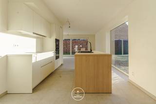 LIGGINGDit nieuwbouwproject langs de Cooppallaan, vlakbij het centrum van Wetteren, biedt 9 energiezuinige woningen in een hedendaagse architecturale...