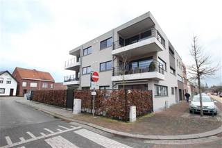 Dit mooi afgewerkt appartement is gelegen in een kleinschalige residentie nabij het dorpscentrum.
Het appartement is gelegen op de eerste verdieping, toegankelijk met een lift, en omvat een inkomhal, toilet, leefruimte met open keuken en zonnig terras, een berging, twee slaapkamers en een badkamer met dubbele lavabo en douche.
Tevens beschikt het appartement over een privéparking en fietsenstalling.