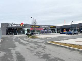 Dit commercieel pand is gelegen in een goed draaiende commerciële ontwikkeling nabij Namen, bestaande uit 4 winkels waarvan 3 verhuurd...