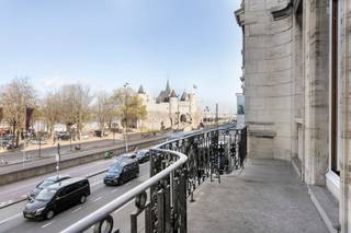 Dit casco-appartement is ondergebracht op de eerste verdieping in een historisch gebouw genaamd "Hansa Huis" opgetrokken in neo-barokstijl in 1901.<br /><br />Een inkomhal met separate toiletten leiden u naar een ontvangstruimte. Vervolgens is er royale open ruimte met hoge plafonds en fraai zicht op het Steen en de Schelde. Aansuitend heeft u een balkon. Het appartement beschikt verder nog over twee grote ruimtes en een keuken. Er bestaat een mogelijkheid om de ruimte in te delen in een ruim drie-slaapkamerappartement.<br /><br />Er bestaat een mogelijkheid tot een uitbreiding met 211m2. <br /><br />Parkeerfaciliteiten worden apart te koop aangeboden. <br /><br />Het betreft een uniek object gelegen op absolute toplocatie!