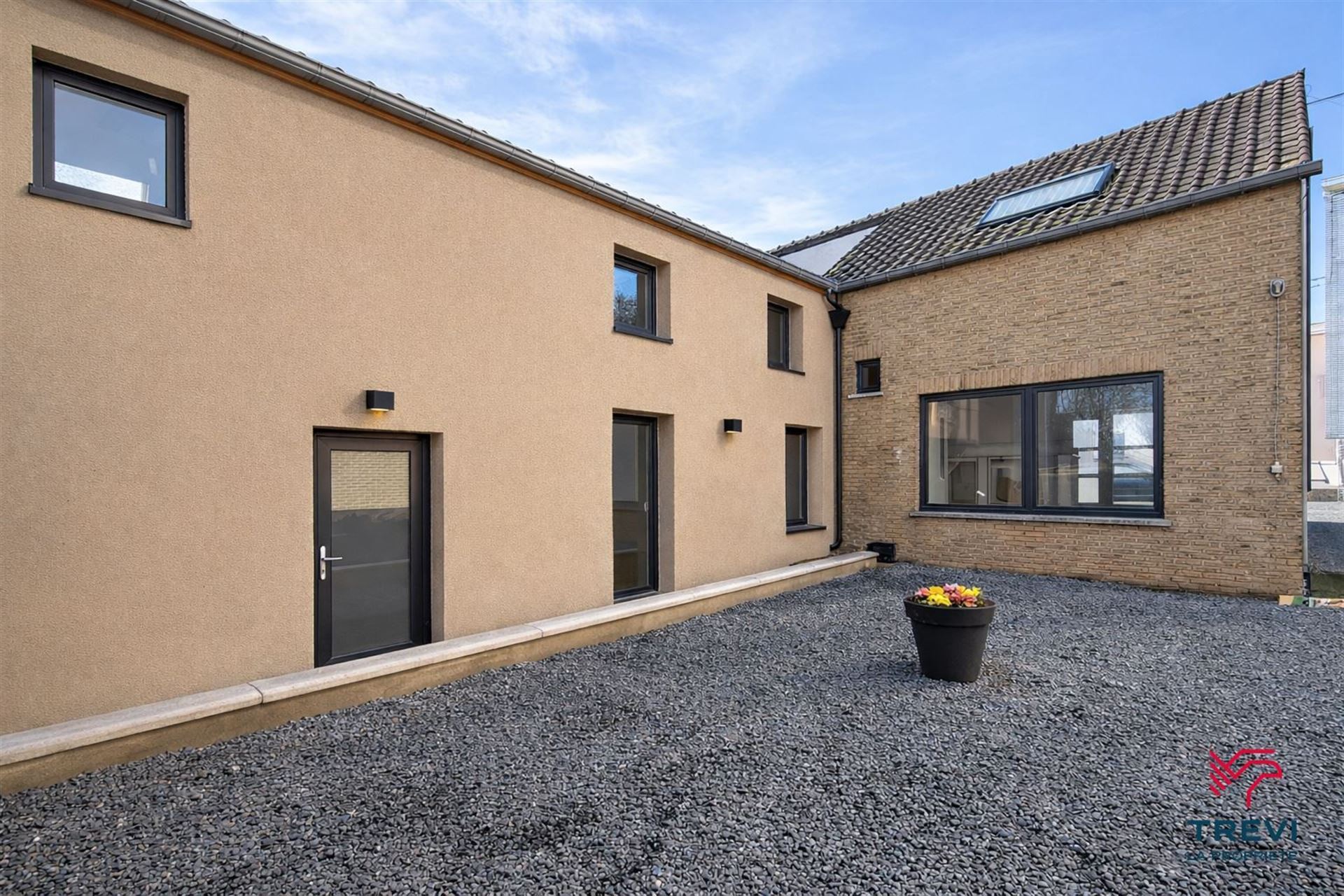 Huis te koop in Lodelinsart met 5 slaapkamers - foto 1