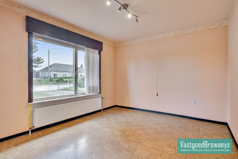 Te renoveren bungalow met polyvalente ruimte en aanpalende weide - foto 5