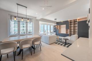 Dit volledig gerenoveerde appartement is ideaal gelegen te Albertstrand en biedt een ruime accommodatie met een uitzonderlijk uitzicht op zee.<br /><br />We worden meteen verwelkomd in de comfortabele woonkamer met eethoek en aangrenzende open keuken.<br />Het is erg gezellig en combineert perfect wat we zoeken in een vakantiewoning: rust, zon en zicht op zee.<br />Het appartement heeft twee grote slaapkamers en een goed ontworpen kinderslaapkamer die ook dienst doet als leeshoek.<br />Elke kamer heeft een ensuite douchekamer met wastafel. <br />Veel kastruimte beschikbaar.<br /><br />Een fietsenberging is beschikbaar in het gebouw en een privékelder maakt het aanbod compleet.<br /><br />Info en bezoek via 050 760 760