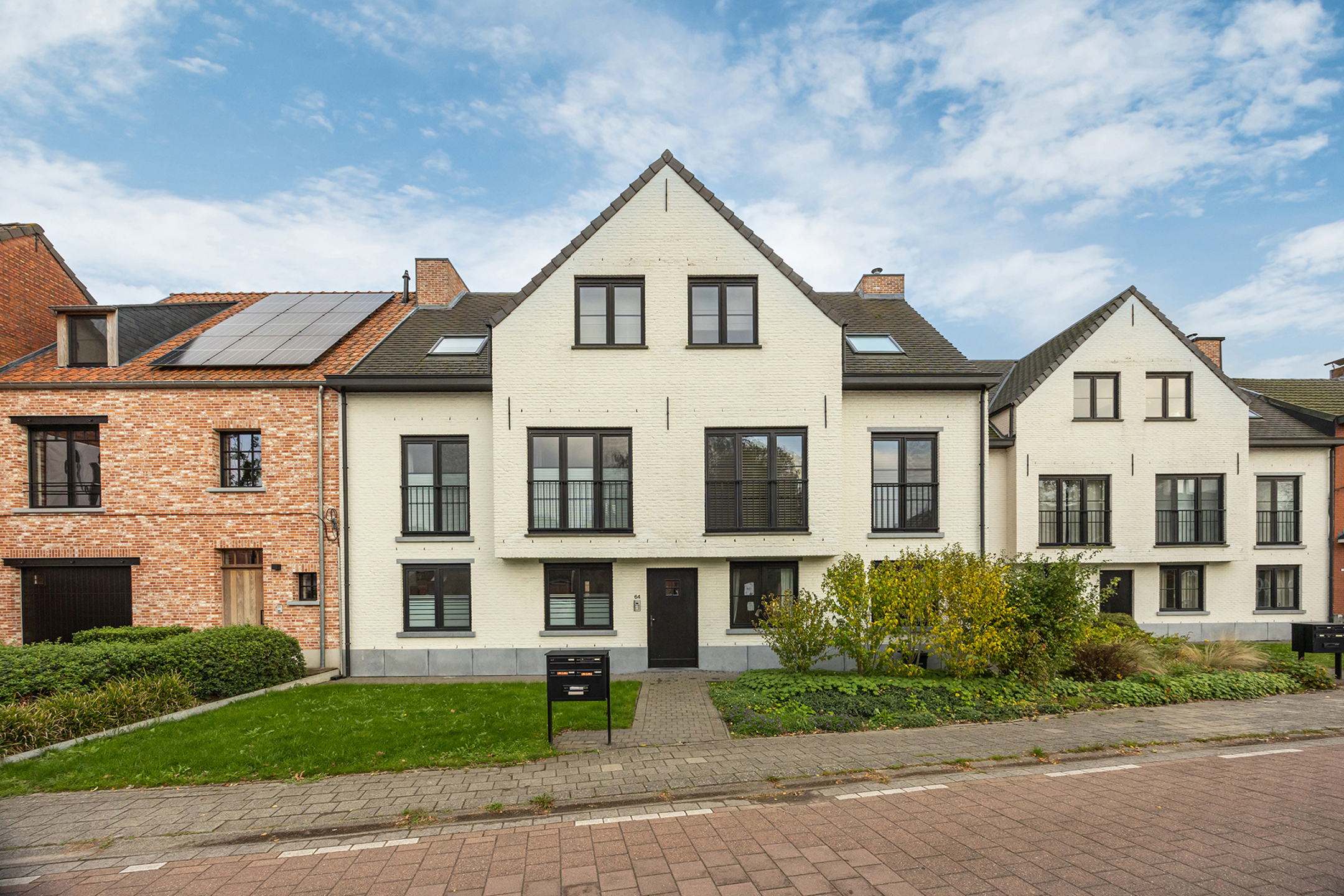 Recent appartement met 2 slks, terras, kelder en garagebox. - foto 1