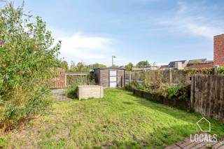 In een <strong>rustige eenrichtingsstraat in Liedekerke </strong>met winkels – scholen - openbaar vervoer en andere voorzieningen op wandelafstand, ontdekt u deze <strong>charmante moderne woning</strong> <strong>die in 2025 werd gerenoveerd</strong>. Hier geniet u van hedendaags wooncomfort op een centrale, maar aangenaam rustige locatie. Bij het binnenkomen verwelkomt de <strong>ruime en lichtrijke leefruimte</strong> u meteen met een warme, huiselijke sfeer. De <strong>pelletkachel</strong> zorgt voor extra gezelligheid, terwijl de <strong>open keuken</strong> naadloos aansluit op de eetplaats. Op het gelijkvloers bevinden zich bovendien een <strong>afzonderlijk gastentoilet</strong> en een <strong>ruime inpandige garage met praktische wasplaats</strong>, ideaal voor extra opbergruimte.<br /><br />Op de eerste verdieping beschikt de woning over <strong>twee riante slaapkamers</strong> die tal van inrichtingsmogelijkheden bieden. <strong>De</strong> <strong>volledig vernieuwde badkamer is stijlvol afgewerkt</strong> en uitgerust met een comfortabele inloopdouche, een lavabo en een tweede toilet. Naast de woning ligt een <strong>aangename tuin</strong> waar u op zonnige dagen heerlijk kunt ontspannen. <br /><br />Extra troeven:<br />- Centrale verwarming aardgas<br />- Elektriciteit conform<br />- Asbest veilig<br />- 100% instapklaar<br />-…<br /><br />Kortom een instapklare gerenoveerde woning op een rustige ligging in hartje Liedekerke. Zeker een bezoek waard! Voor meer informatie en/of een bezichtiging: 054 23 53 83 of info@localsvastgoed.be