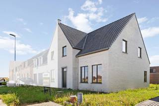 Binnen de ring van Roeselare, op het grondgebied van Hooglede, bevindt zich deze ruime halfopen woning met zadeldak (lot 105). De woning beschikt over een lichtrijke leefruimte, een kwalitatief ingerichte keuken en badkamer, 3 slaapkamers, een ruime zolder (toegankelijk via een vaste trap) kan ingericht worden tot een extra slaapkamer of hobbyruimte. De woning werd reeds opgebouwd en wordt volgens de wensen van de koper volledig verder afgewerkt door Dumobil en instapklaar opgeleverd. Voorzien van alle nodige vloerbekleding, met aangelegde tuin voorzien van een afsluiting, terras en gazon en een aangelegde voortuin met oprit en pad naar de voordeur. Door de combinatie van het warmtenet en zonnepanelen verwarm je duurzaam en met de nieuwste technieken.<br /><br />Met een E-peil onder de 20 geniet je van heel wat voordelen en als bewoner van dit futureproof woonproject beschik je daarbij over alle faciliteiten van het e-mobipunt. Er is een vlotte verbinding met de ring rond Roeselare en het centrum van Roeselare.<br /><br />Deze all-inprijs excl. kosten omvat een volledig afgewerkte, instapklare woning met álle voorzieningen en omgevingswerken inbegrepen. De totale kostprijs inclusief wettelijke kosten waaronder registratierechten, btw, notariskosten en aansluitingskosten kan je eenvoudig bekijken op onze <u><strong>website</strong></u>: <u><strong>www.dumobil.be/nl/woonprojecten/projecten/hooglede-nieuwbouwwoningen</strong></u> En/of contacteer onze bouwadviseur Sam Borrey voor meer info: 0483/21.01.33 | sam@dumobil.be<br /><br />Deze prijs is exclusief kosten en btw, bekijk de ALL-IN prijs voor een volledig afgewerkte en instapklare woning, inclusief alle kosten op onze website: <strong>www.dumobil.be/nl/woonprojecten/projecten/hooglede-nieuwbouwwoningen </strong>/ Of vraag vrijblijvend informatie via onze bouwadviseur: Sam Borrey: <strong>sam@dumobil.be</strong> | <strong>0483 210 133</strong>.