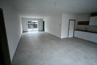 Ruime Nieuwbouwwoning met 3 slaapkamers ! Inkom , apart toilet , woonkamer met open keuken , berging ,  inpandige garage .Verdiep : Nachthal , 3...