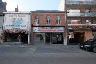 <p><span>Op een centrale locatie in het hart van Tessenderlo bevindt zich dit handelspand met woonst. De levendige omgeving met winkels, horeca en passage zorgt voor een aantrekkelijke uitvalsbasis voor commerciële activiteiten. Tegelijk biedt het pand de mogelijkheid om wonen en werken op één plek te combineren. Een praktische en veelzijdige kans voor ondernemers of zelfstandigen. Een pand met potentieel dat zeker het ontdekken waard is.</span></p>
<p><b>Indeling</b><b>:</b></p>
<ul>
<li><span>Handelsruimte ingericht als wassalon (6 wasmachines en 6 droogkasten) met drank- en snoepautomaten (24/7)</span></li>
<li><span>Indeling woongedeelte gelijkvloers: leefruimte, keuken, badkamer met bad, stadskoer, buitenberging</span></li>
<li><span>Op de eerste verdieping zijn 4 slaapkamers aanwezig</span></li>
<li>Zolder is bereikbaar met vaste trap</li>
</ul>
<p><b>Bijkomende informatie:</b></p>
<ul>
<li>EPC-label F – 585 kWh/m² jaar, met certificaatnr. 0003707352-RES-1.</li>
<li>Centrale verwarming op stookolie</li>
</ul>
<p><b>Interesse?</b></p>
<p><span>Nieuwsgierig naar de mogelijkheden van dit handelspand met woonst? We begeleiden je graag tijdens een bezichtiging. Neem vandaag nog contact met ons op voor meer informatie of om een bezoek vast te leggen. Dit kan via mail naar </span><span>info@immohuismus.be </span><span>of telefonisch via Yannick op </span><b>0476 49 06 72.</b></p>