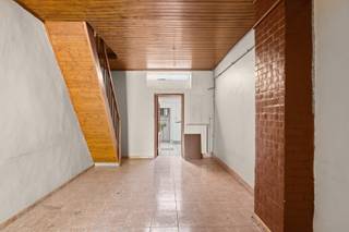 Te renoveren woning met potentieel in GentDeze te renoveren starterswoning bevindt zich centraal in Gent, dichtbij de hogeschool Odisee, de...